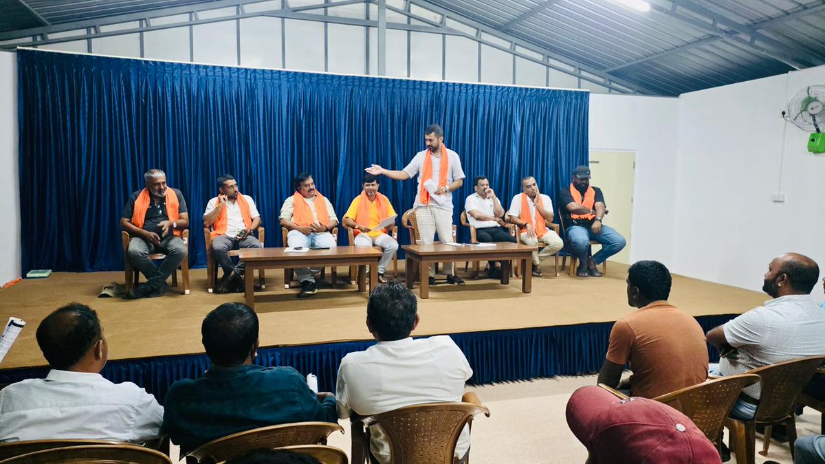 GowdaMantar's tweet image. ಕುಶಾಲನಗರದಲ್ಲಿ ಜರುಗಲಿರುವ ಶ್ರೀ ಹನುಮ ಜಯಂತಿ ಉತ್ಸವದ ಅಂಗವಾಗಿ ಆಯೋಜಿಸಲಾಗಿದ್ದ ಪೂರ್ವಭಾವಿ ಸಭೆಯಲ್ಲಿ ಭಾಗವಹಿಸಿ ಅಗತ್ಯ ಸಲಹೆ ಸೂಚನೆಗಳನ್ನು ನೀಡಲಾಯಿತು. 
ಸಭೆಯಲ್ಲಿ ಹಾಜರಿದ್ದ ವಿವಿಧ ದಶಮಂಟಮಗಳ ಸಮಿತಿಗಳ ಮುಖ್ಯಸ್ಥರಿಂದ ಸಲಹೆಗಳನ್ನು ಪಡೆದು ಸೂಕ್ತ ಕ್ರಮ ಕೈಗೊಳ್ಳಬೇಕೆಂದು ಅಧಿಕಾರಿಗಳಿಗೆ ಸೂಚನೆ ನೀಡಲಾಯಿತು.

#kushalnagar