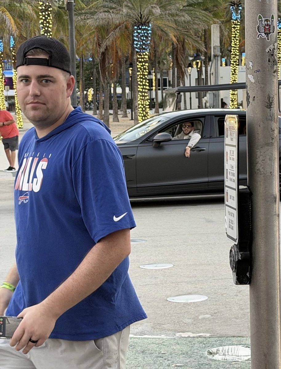 LuFromdade's tweet image. Not a Mike McDaniel guy, but if this was really him.. WOW! Legendary troll job🤣Can anyone confirm if that’s him or his car?#PhinsUp