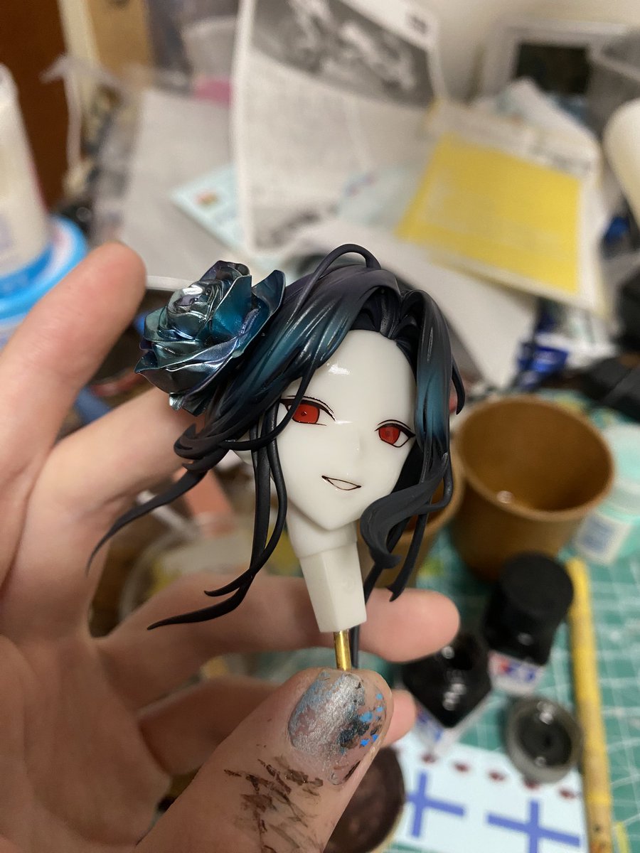 顔以外は塗り終わったので目を描いています