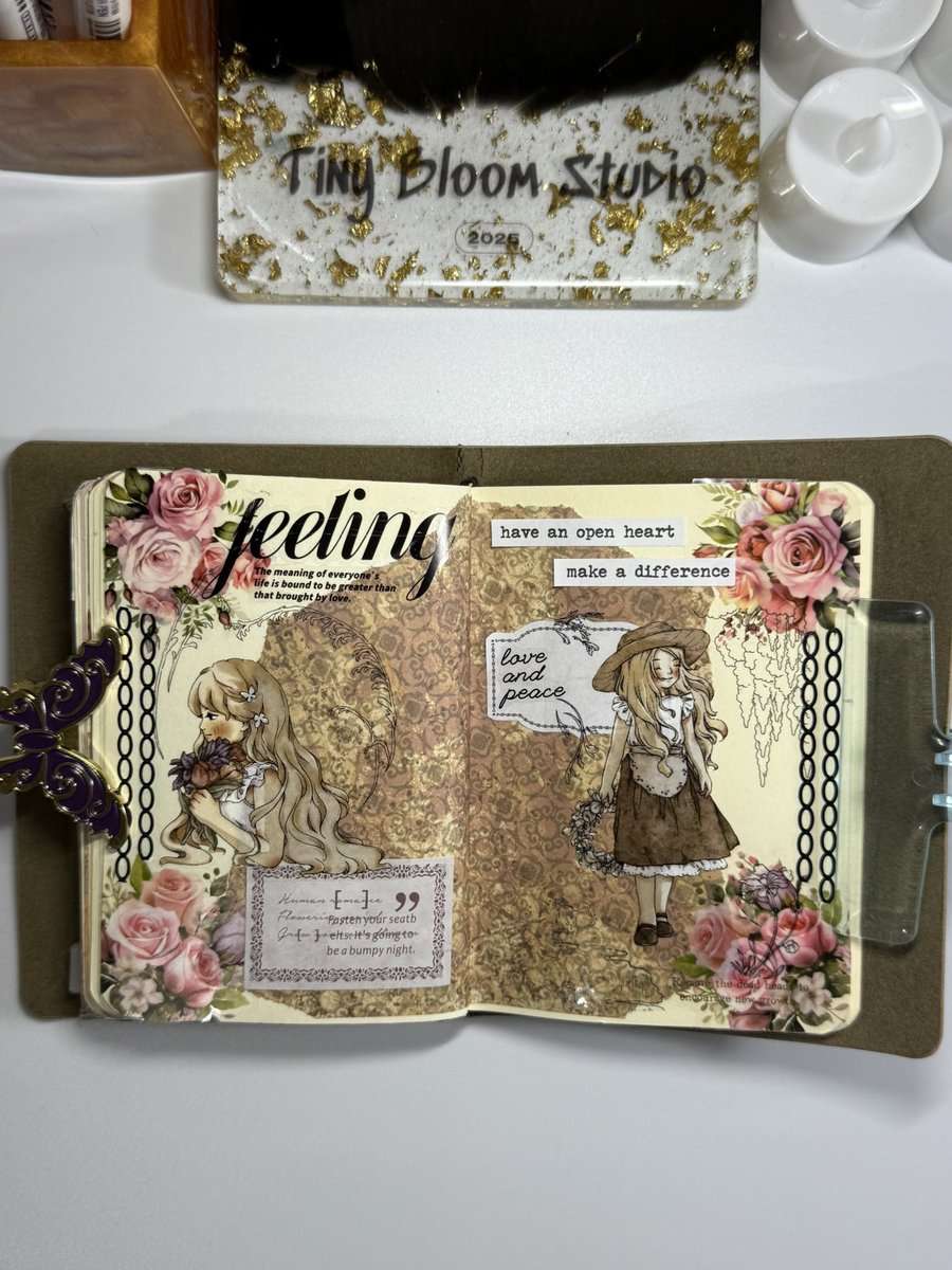 passionejournal's tweet image. ✨ A lovely evening spent with some creative journaling 🌸
A simple mini spread to unwind and relax — my kind of peaceful hobby 📝✨

#CreativeJournaling #RelaxingHobby #MiniSpread #JournalingTherapy