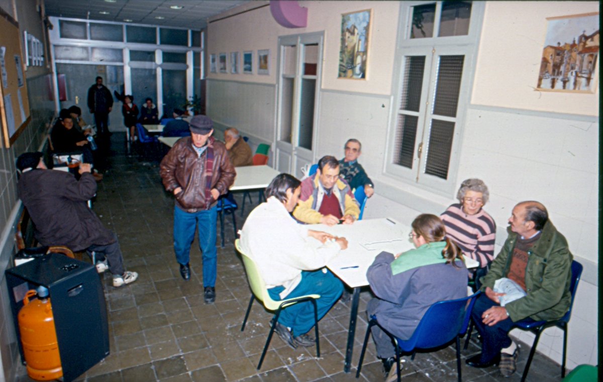 El projecte d’Arrels va començar a gestar-se a mitjans dels anys 80 de la mà d’un grup de persones vinculades a parròquies del Poblesec i la Barceloneta preocupades per la situació de les persones sense llar a Barcelona.
arrelsfundacio.org/qui-som/histor…