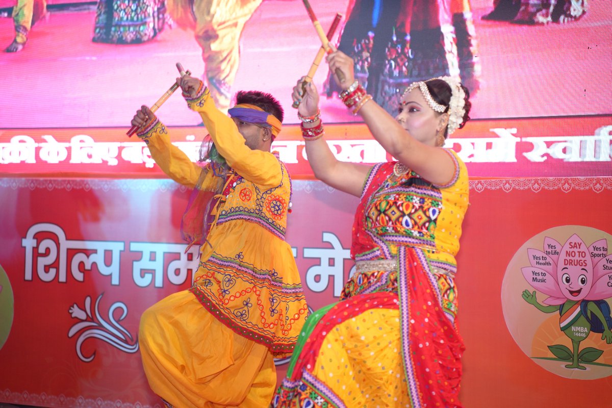 nskfdc's tweet photo. The cultural evening at #shilpsamagammela2025, #dillihaatina, came alive with vibrant Gujarati music and dance performances.
Visitors enjoyed the festive rhythm and colors celebrating Gujarat’s rich folk tradition.
@MSJEGOI @pib_MoSJE @nbcfdc @NSFDC_MOSJE https://t.co/bPAg2Imr5l