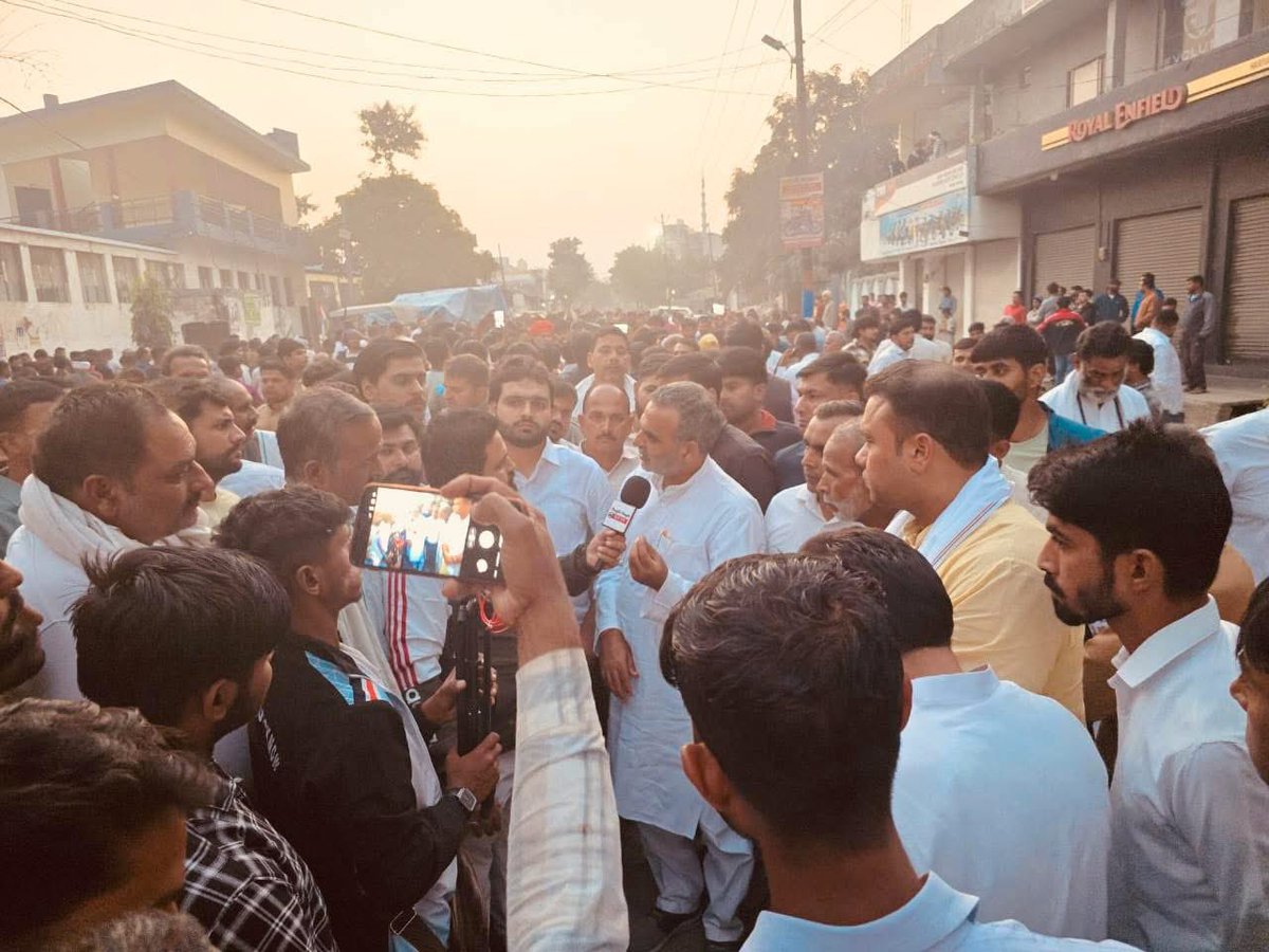 drsanjeevbalyan's tweet image. बेटे उज्जवल राणा जी के असमय दुःखद निधन ने संपूर्ण क्षेत्र को शोकाकुल कर दिया है।
उनके दाहसंस्कार पर हम सभी अत्यंत व्यथित मन से साझा करते हैं कि परिवार के दर्द और न्याय की पुकार को अनसुना नहीं किया जा सकता।
हमारी यह उपस्थिति संघर्ष नहीं, बल्कि न्याय और संवेदना की सामूहिक माँग है।