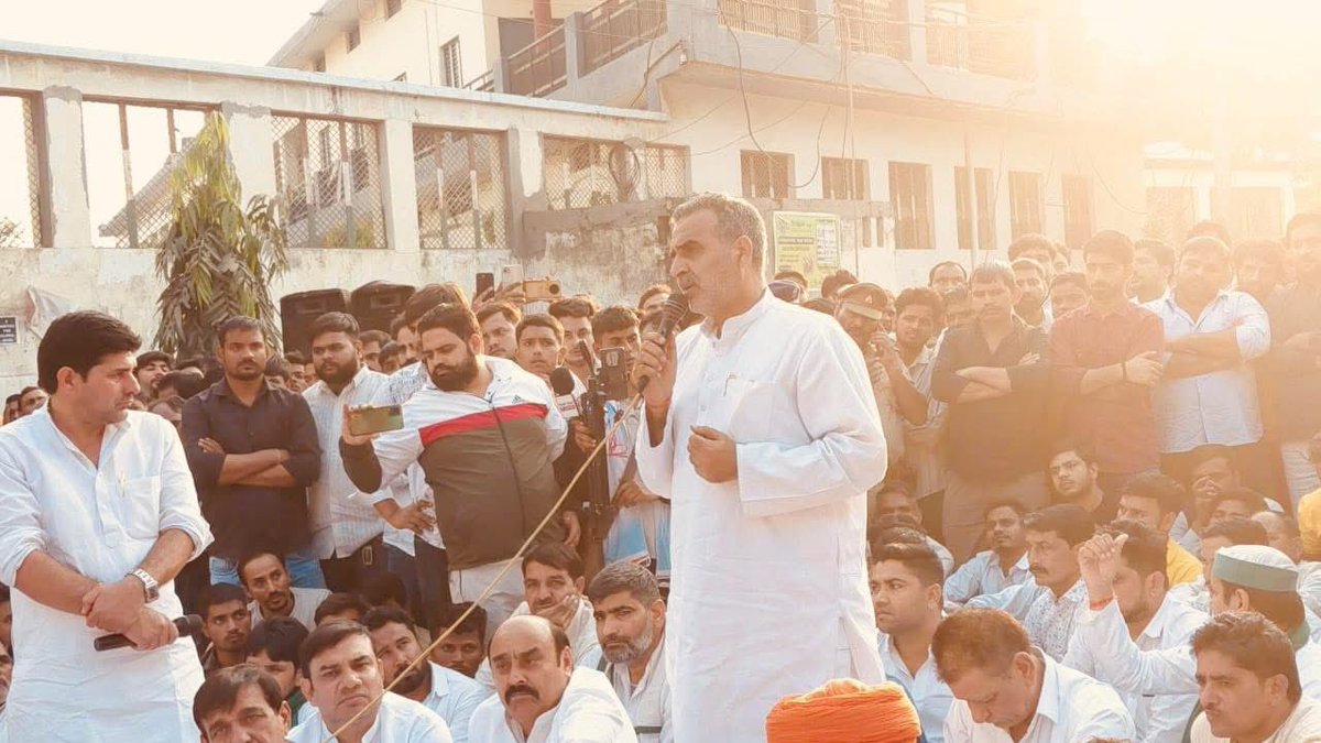 drsanjeevbalyan's tweet image. बेटे उज्जवल राणा जी के असमय दुःखद निधन ने संपूर्ण क्षेत्र को शोकाकुल कर दिया है।
उनके दाहसंस्कार पर हम सभी अत्यंत व्यथित मन से साझा करते हैं कि परिवार के दर्द और न्याय की पुकार को अनसुना नहीं किया जा सकता।
हमारी यह उपस्थिति संघर्ष नहीं, बल्कि न्याय और संवेदना की सामूहिक माँग है।