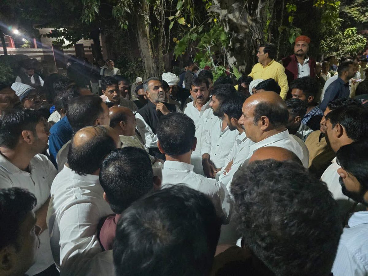 drsanjeevbalyan's tweet image. बेटे उज्जवल राणा जी के असमय दुःखद निधन ने संपूर्ण क्षेत्र को शोकाकुल कर दिया है।
उनके दाहसंस्कार पर हम सभी अत्यंत व्यथित मन से साझा करते हैं कि परिवार के दर्द और न्याय की पुकार को अनसुना नहीं किया जा सकता।
हमारी यह उपस्थिति संघर्ष नहीं, बल्कि न्याय और संवेदना की सामूहिक माँग है।