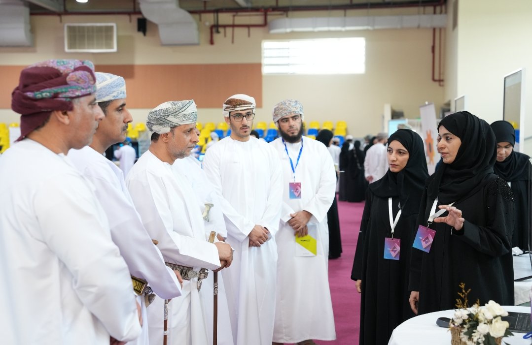 edu_tecdh's tweet photo. شارك أعضاء فريق تقنيات التعليم في (ملتقى آفاق رقمية) الذي أقيم بتاريخ 2025/11/5م تحت رعاية سعاد الشيخ علي بن محمد البوسعيدي والي ينقل بتنظيم الجامعة التقنية والعلوم التطبيقية بعبري
حيث أتيحت في ركن الفريق تجربة تفاعلية لاستخدامات الذكاء الاصطناعي في توليد الصور والمقاطع والأصوات. https://t.co/0pEs9H7Hh0