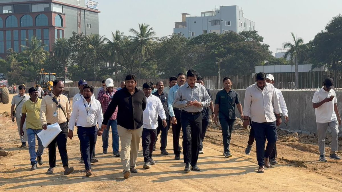 Hyderabad_Mail's tweet image. HYDRAA is restoring Thammidikunta lake in #Madhapur, expanding it from 14 to 29 acres. Commissioner A V Ranganath reviewed the works and directed officials to turn it into a scenic public spot with parks and open gyms.
#Hyderabad #Telangana #ThammidikuntaLake #HYDRAA