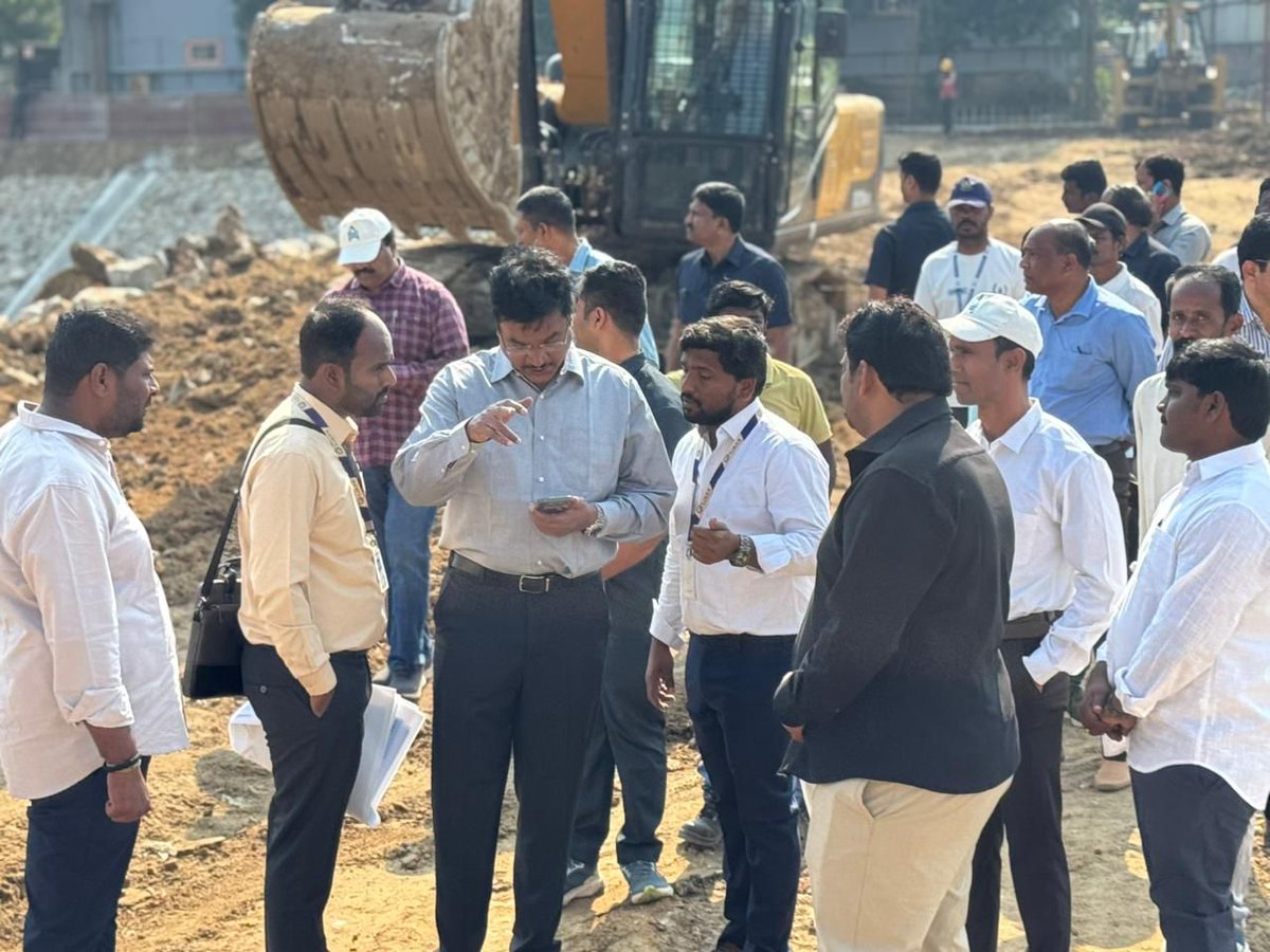 Hyderabad_Mail's tweet image. HYDRAA is restoring Thammidikunta lake in #Madhapur, expanding it from 14 to 29 acres. Commissioner A V Ranganath reviewed the works and directed officials to turn it into a scenic public spot with parks and open gyms.
#Hyderabad #Telangana #ThammidikuntaLake #HYDRAA