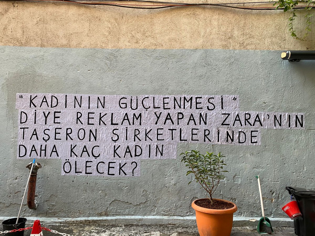 aralikfeminist's tweet photo. #Dilovası'nda kayıtsız, güvencesiz, önlemsiz çalıştıkları parfüm deposunda çıkan yangında yaşamını yitiren 4 kadın ve 2 kız çocuğu işçi için Taksim duvarlarından sesleniyoruz:

"Kadının güçlenmesi" diye reklam yapan Zara'nın taşeron şirketlerinde daha kaç kadın ölecek? https://t.co/9waH9QiuTd