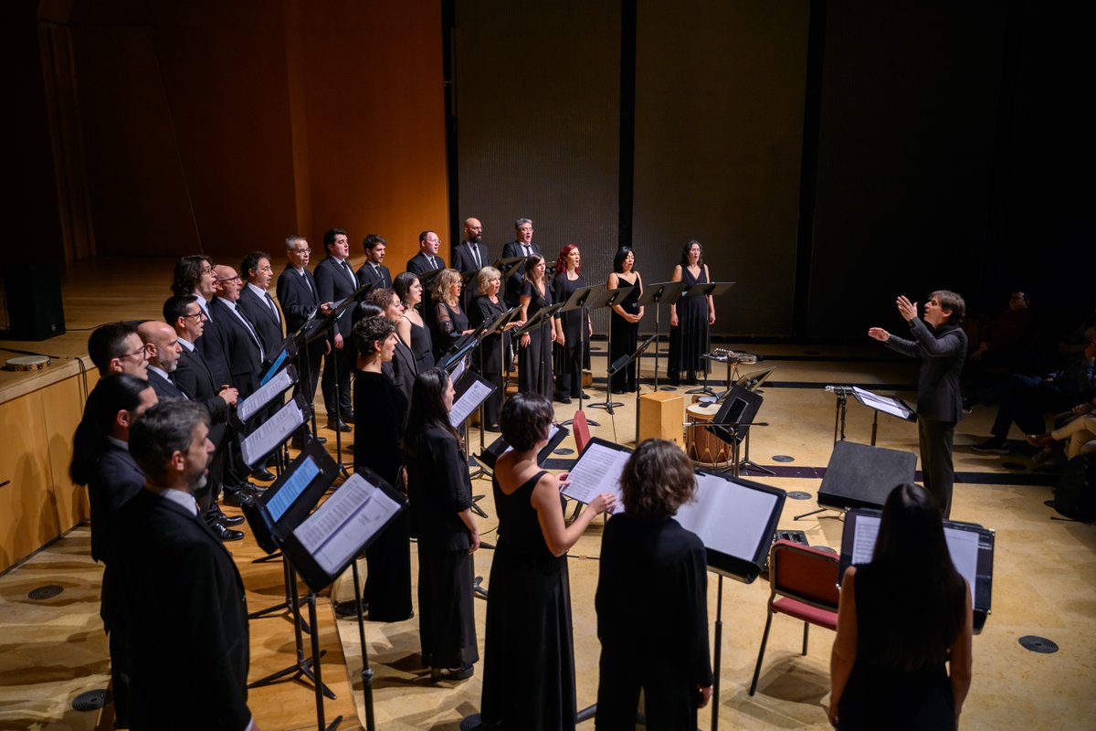 CorCambraPalau's tweet photo. Ahir, al @palaumusicacat, vam posar veu a l’obra de compositors corals catalans contemporanis🗣️

Un retrat viu de la música coral catalana d’ahir i d’avui

👉🏼Amb la violinista Marta Cardona, la guitarrista Maria Camahort, el percussionista Pere Olivé i el director Xavier Puig https://t.co/zyQ40a4GKC
