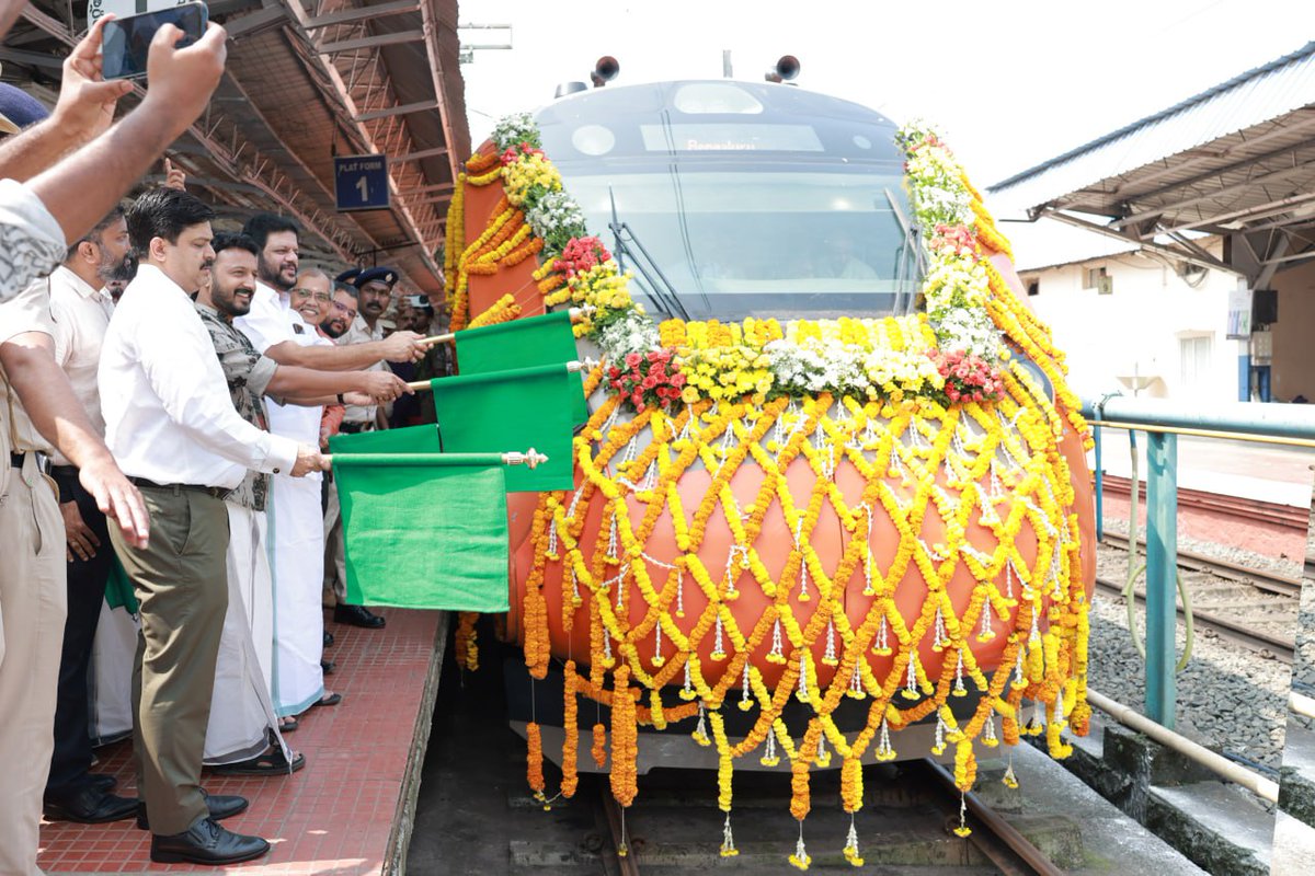 At Palakkad Jn, the reception of the Ernakulam–KSR Bengaluru #VandeBharatExpress, flagged off by Hon’ble PM Shri <a href="/narendramodi/">Narendra Modi</a> via video conferencing, was graced by esteemed dignitaries and enthusiastic public participation. 🇮🇳✨
#IndianRailways #SouthernRailway