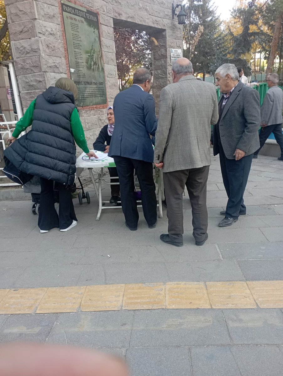 “Barış istiyoruz çünkü”
İmza kampanyası stant çalışması…

#Feqıye 

<a href="/gulsenkurtDEM/">Gülşen kurt</a> 
<a href="/gonul_uzny/">Gönül Uzunay</a> 
<a href="/Dilanchelik/">Dilan Çelik</a> 
<a href="/evinPolat15/">şevin polat</a> 
<a href="/VDilekci/">Veysi Dilekçi</a> 
<a href="/av_cemaldemir/">Cemal Demir</a> 
<a href="/m_alisonmez/">m ali sönmez</a> 
<a href="/k_aaaltin/">Kemal Altin</a> 
<a href="/neslihansedal65/">Neslihan ŞEDAL</a> 
<a href="/AbdullahZeydan/">Abdullah Zeydan</a> 
<a href="/MahmutDindar65/">Mahmut Dindar</a> 
<a href="/GulcanKcmzSyygt/">Gülcan KAÇMAZ SAYYİĞİT</a> 
<a href="/gulderenvarli/">Gülderen VARLİ</a> 
<a href="/zulkuf__ucar/">Zülküf Uçar</a>