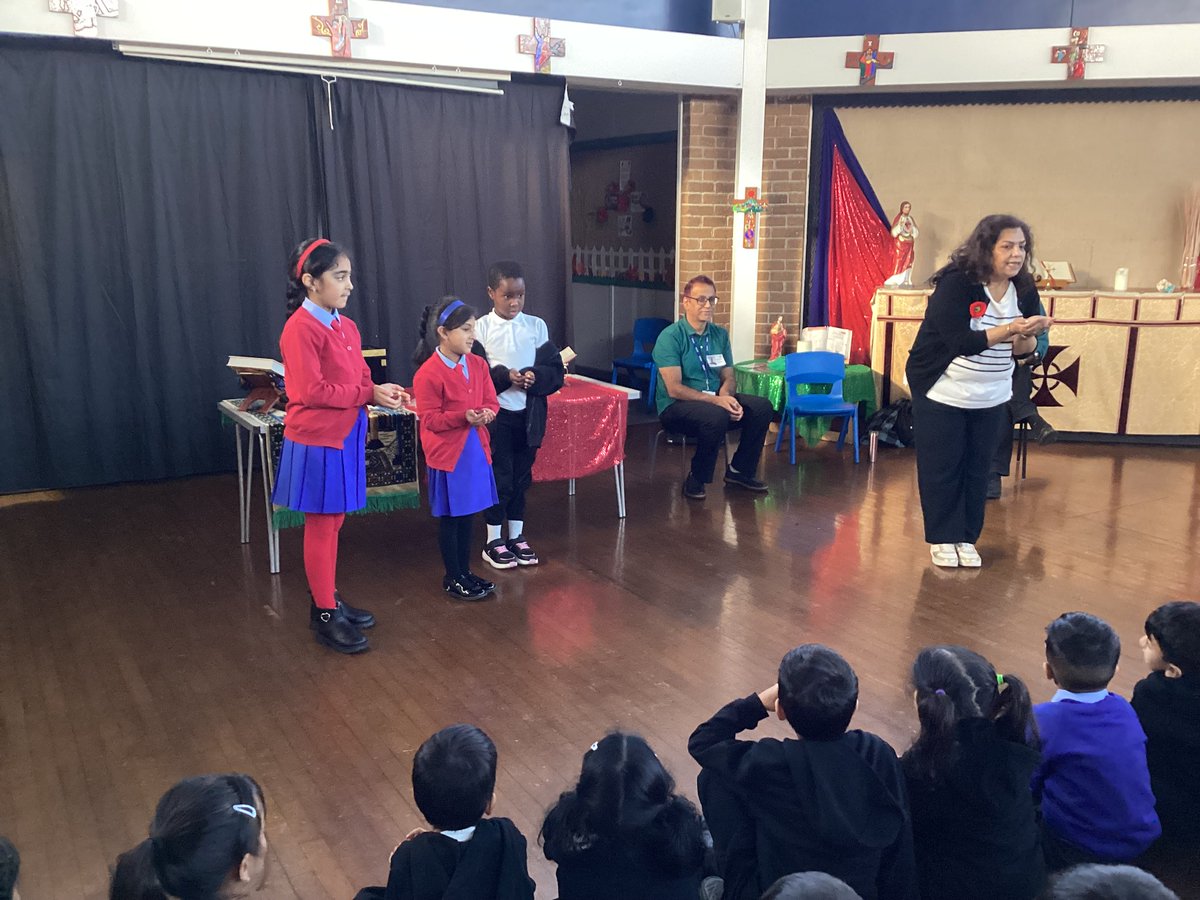 SCFM_Tweets's tweet image. We enjoyed a visit from @iecbradford where our children met three different faith leaders! 🪯☪️🕉️ We had the chance to look at different artefacts, discuss festivals, share our own knowledge and ask curious questions! #SCFMre #InterfaithWeek @IFWeek