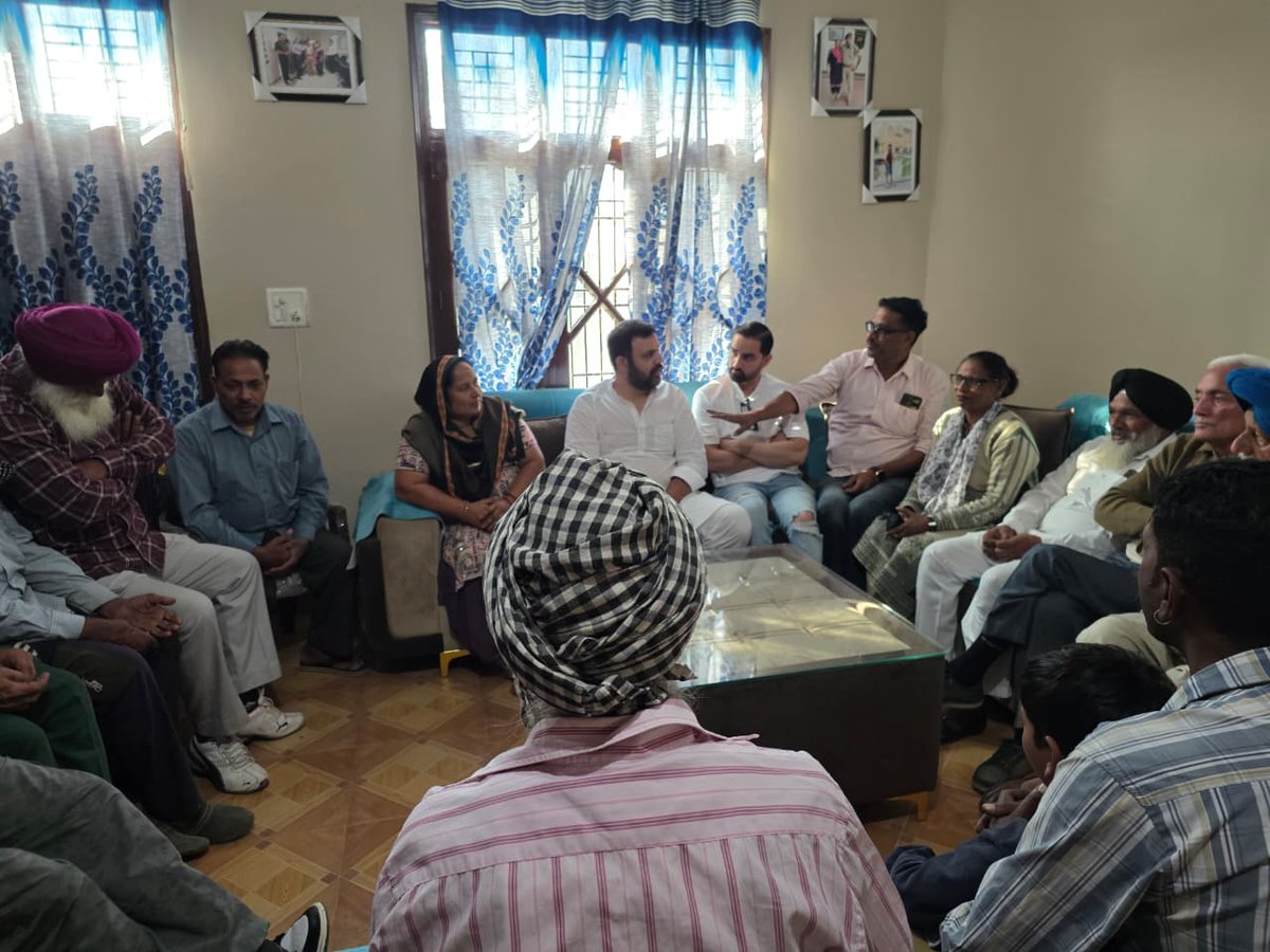 gurtejpannu55's tweet image. ਹਲਕਾ ਗੜ੍ਹਸ਼ੰਕਰ ਦੇ ਪਿੰਡ ਗੰਦੋਵਾਲ ਵਿਖੇ ਲੋਕ-ਮਿਲਣੀ ਕੀਤੀ ਅਤੇ ਲੋਕਾਂ ਦੀਆਂ ਸੱਮਸਿਆਵਾਂ ਨੂੰ ਸੁਣਿਆ। ਮੈਂ ਸਦਾ ਆਪਣੇ ਲੋਕਾਂ ਦੇ ਨਾਲ ਹਾਂ ਅਤੇ ਉਨ੍ਹਾਂ ਦੀ ਭਲਾਈ ਲਈ ਸਦਾ ਵਚਨਬੱਧ ਹਾਂ।

#congress #GurtejSinghPannu #Garhshankar #Punjab