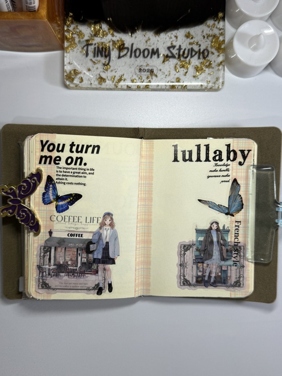 passionejournal's tweet image. ✨ A lovely evening spent on a simple mini spread ☕🦋
Calm moments like these make journaling extra special 📝✨

#CreativeJournaling #MiniSpread #CalmMoments #EveningVibes