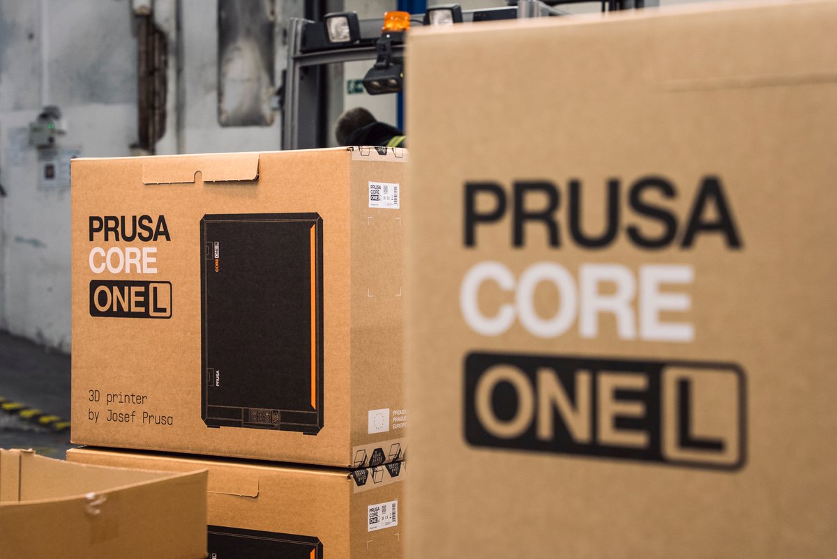 CORE One L shipping now! 🧡 Unpack, pick your language, and you're printing. Factory pre-calibrated (Phase Stepping + Input Shaper). Even LCD mounting is a breeze now. Our best packaging ever - I'm genuinely proud of this box. And the graphics 😍

First will start arriving today
