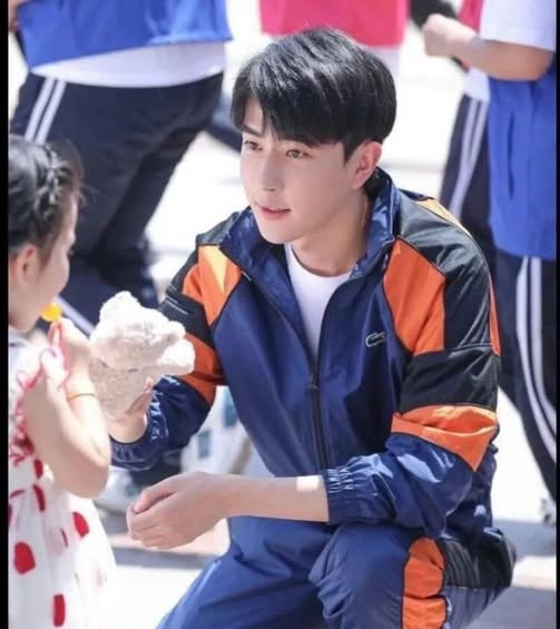 🕯️The Dark Truth Behind Tianyu Media

Statistics show that in just over a decade, including Yu Menglong, at least nine young artists linked to this company have died — all officially ruled as “depression” or “accidents.” Statistically, such concentrated and identical causes of