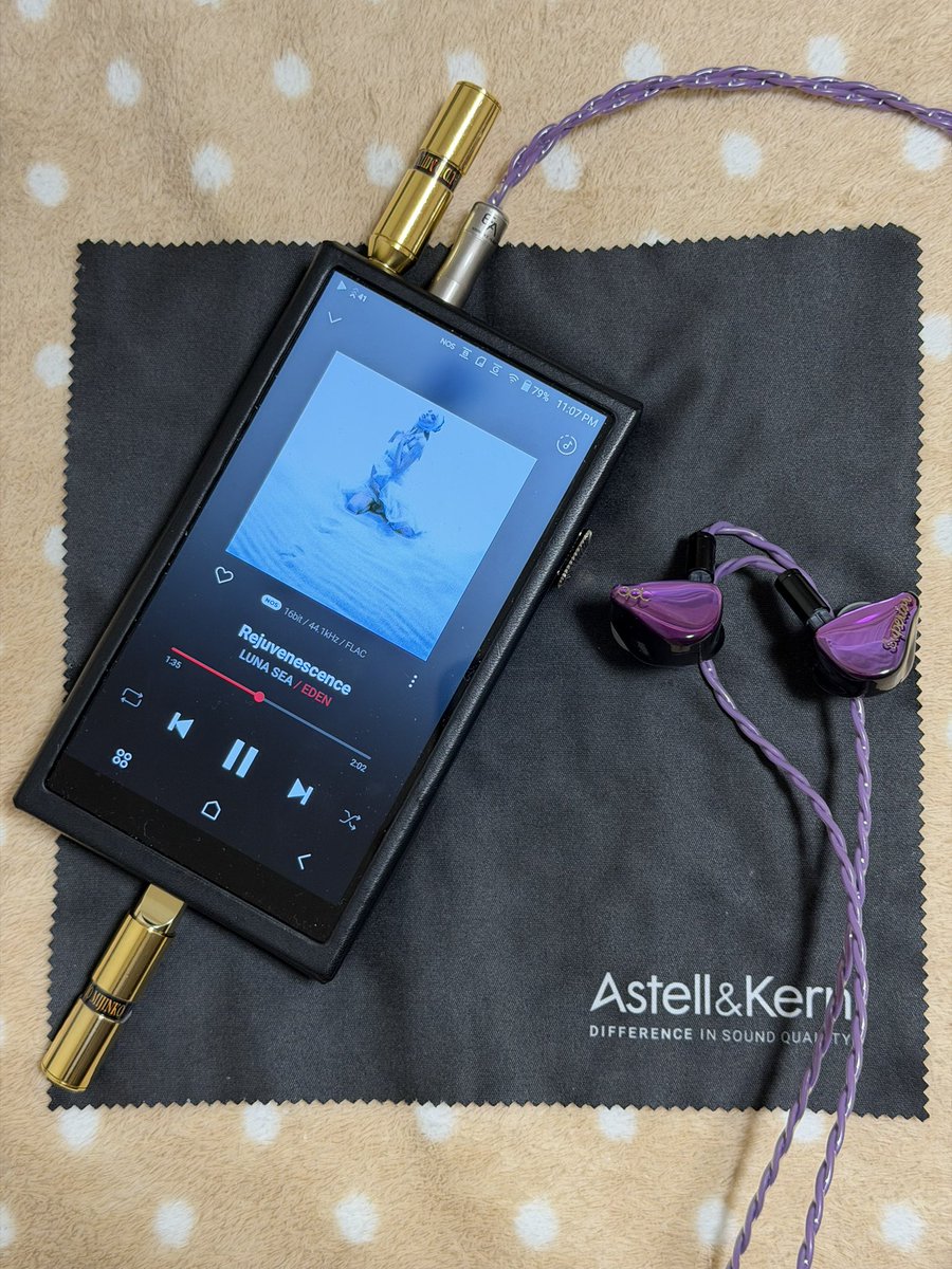 今日の夜オデ♪

Astell&amp;Kern  A&amp;futura SE300
qdc SUPERIOR Rondo Purple
SOUND Labo AIMS × ESSENCE AUDIO OG-01
SILVER BULLET 3.5G  USB-CG
SPINFIT OMNI

SUPERIORでW1だと軸が短いから抜けてしまう。現時点ではOMNIかな。
