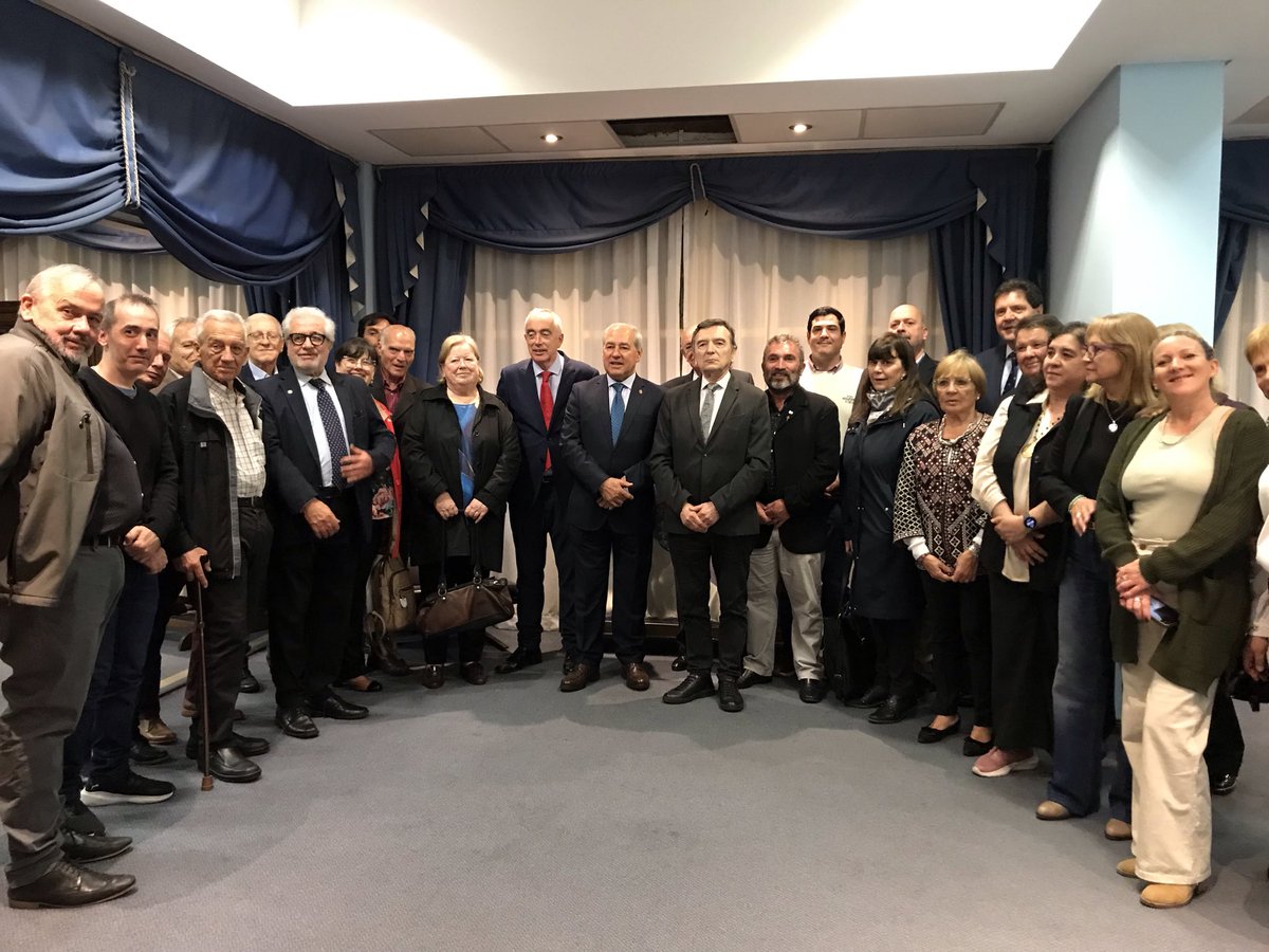Acompañamos al compañero José Tome Roca presidente de la <a href="/depulugo/">Deputación de Lugo</a> quien se encontró con una nutrida representación de la colectividad española. También estuvo en el <a href="/centrogalicia/">Centro Galicia BsAs</a> el senador <a href="/Cesarmogoz/">César Mogo</a> , titular del <a href="/PSOEexterior/">PSOE Exterior</a>,de paso por Argentina.
