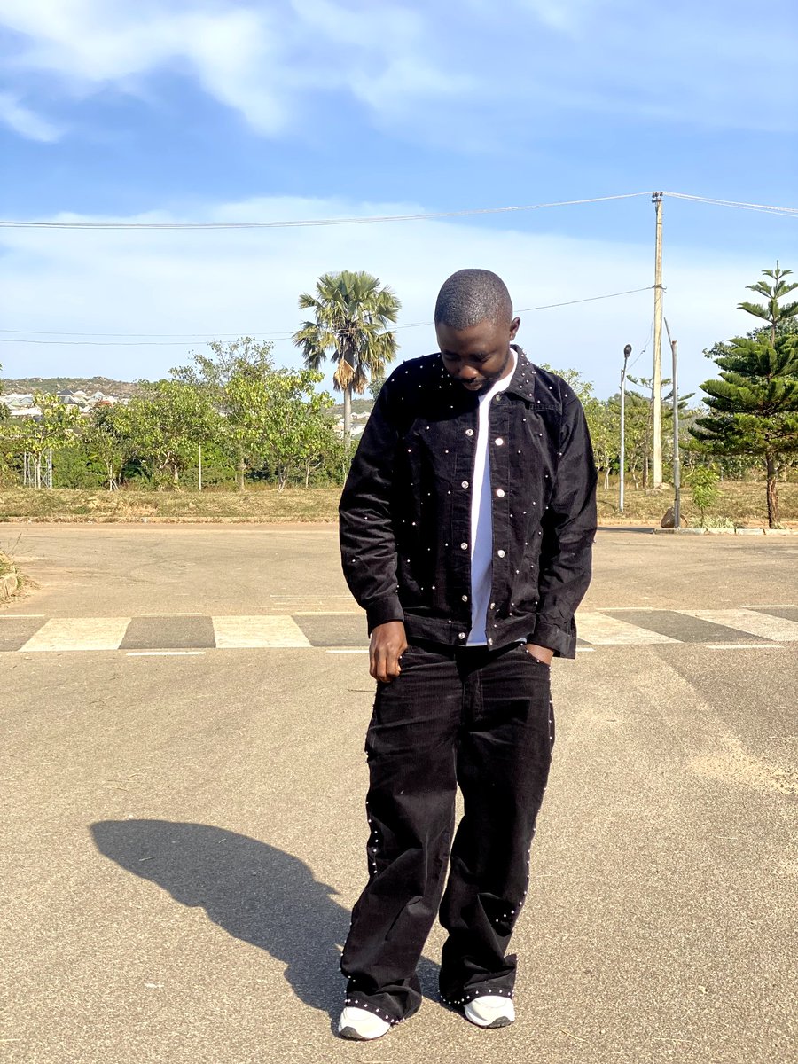 _LAFSTYLE's tweet image. SMART'S LUXE AND FLUXE ✂️🧵
There is elegance in simplicity 
If you don't have money for new jeans up and down, don't worry i make quality ones and very cheap 
I deliver nationwide 🇳🇬 sparkling 
📞08148890080