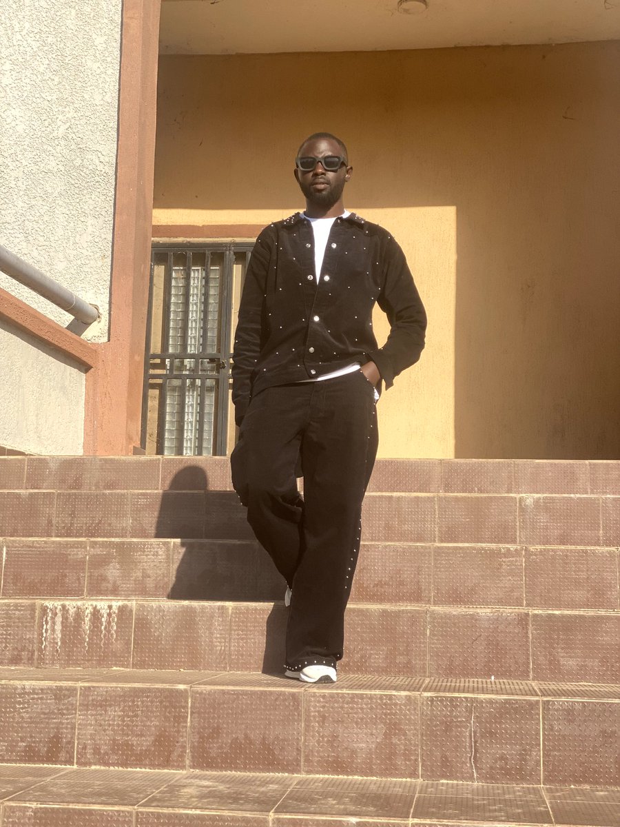 _LAFSTYLE's tweet image. SMART'S LUXE AND FLUXE ✂️🧵
There is elegance in simplicity 
If you don't have money for new jeans up and down, don't worry i make quality ones and very cheap 
I deliver nationwide 🇳🇬 sparkling 
📞08148890080