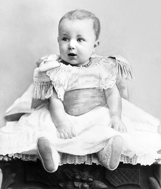 Den 11 november 1882 föddes kronprins Gustafs och kronprinsessan Victorias son Gustaf Adolf, sedermera kung Gustaf VI Adolf. #bernadotte #dagensdatum