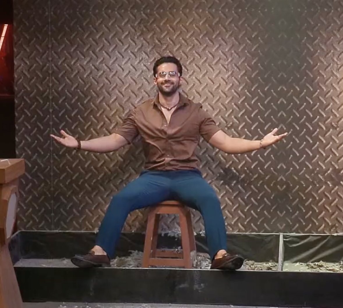 IamRealNick1's tweet photo. This is historic For the first time in BB history the live audience was chanting for one contestant Abhishek It’s clear he has truly won people’s hearts.

He was the most popular the most loved &amp; the real audience favorite

#AbhishekBajaj #BiggBoss19

AUDIENCE WANTS ABHISHEK BACK https://t.co/0MCGK5lwcy