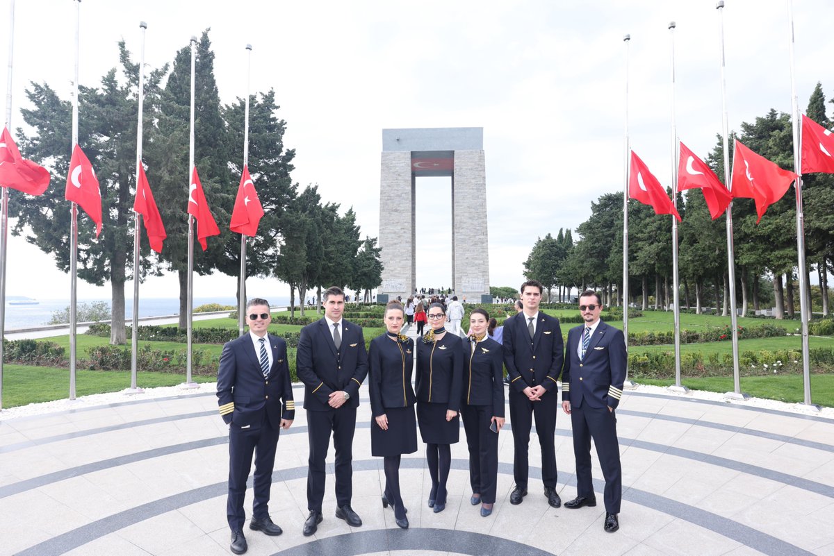 ucurbenipegasus's tweet photo. Bugün, Atamızı sonsuzluğa uğurlayışımızın 87. yılında, İstanbul Sabiha Gökçen Havalimanı’nda gerçekleştirdiğimiz anma töreninin ardından #PC1881 sefer sayılı özel uçuşumuzla 100. uçağımız “Cumhuriyet” eşliğinde kıymetli basın mensupları, kanaat önderleri ve yöneticilerimiz ile birlikte Çanakkale’ye uçtuk.
Şehitler Abidesi ve Conkbayırı’nı ziyaret ettiğimiz protokolümüzde bizleri yalnız bırakmayan değerli dostlarımıza teşekkür ediyor, Cumhuriyetimizin kurucusu Gazi Mustafa Kemal Atatürk’ü saygı, özlem ve minnetle anıyoruz.
#10Kasım #HerAdımGeleceğe