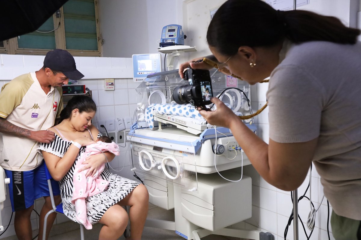Hospital Regional de Ceilândia (HRC) realiza ensaio fotográfico com famílias e bebês prematuros internados. A ação marca o início do Novembro Roxo, campanha de conscientização sobre a prematuridade. 

📲Saiba mais: encurtador.com.br/xLqz