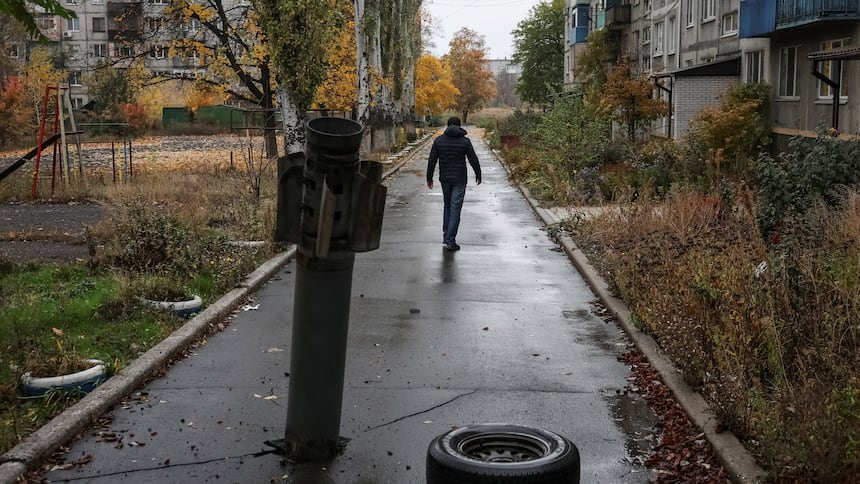 1/
In #Donbas, #Ukrainian troops fight off endless Russian assaults.

Drones now outnumber inhabitants in front-line town of #Dobropillia, unrecognizable after years of war

Plumes of smoke rise from a dozen different locations, buildings lie in shattered ruins and many apartment