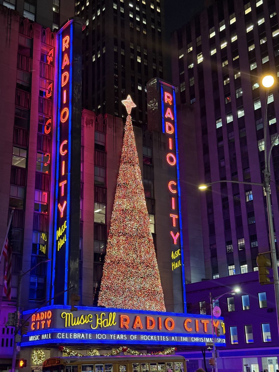 MidwestFantasy's tweet image. Good morning from #NYC

Beautiful here in the holiday season. A city unlike any other. Leaving today then back to normal life. 

I hope everyone had a wonderful weekend and try and get through #Monday !

#MondayVibes