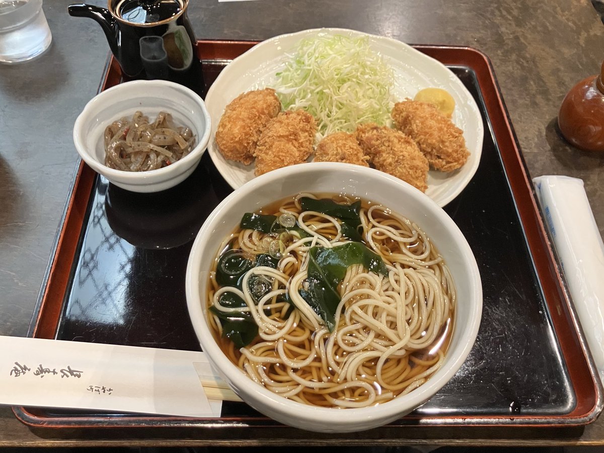 東京出張の楽しみは蕎麦。茅場町の長寿庵さんで、季節の牡蠣フライ定食。
出てきて慌てて手をつけたので、蕎麦が少々乱れました。
味は言うまでもなく、んまぁ！
