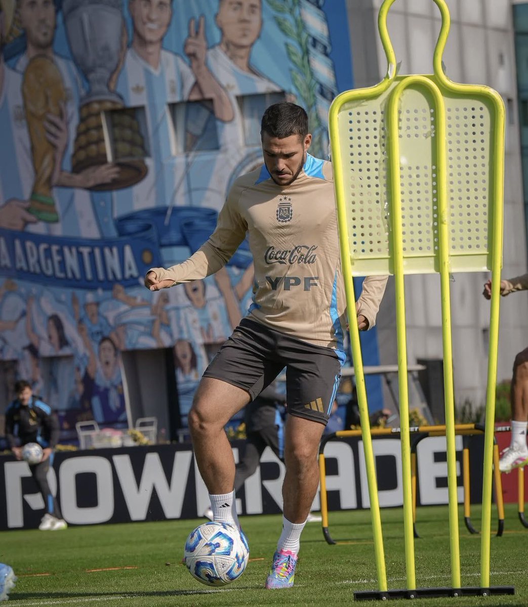 🚨🇦🇷Emiliano Buendía está convocado a la Selección Argentina.