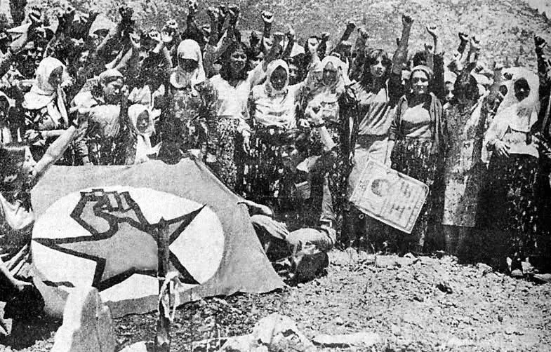 mywayTurkey's tweet image. 1980 darbesinden önce yoksul köylü Türk kadınları eşarpları başlarında DEVYOL bayrağının önünde sol yumruklarını kaldırıyorlar.

Aslında o zamanlarda ki köylü kadınların çoğu sosyalizmi bilmezdi bile, ama ya eşi ya oğlu sol sempatizan ya da hareketin içindeydi.
#Solcular 
#DevSol