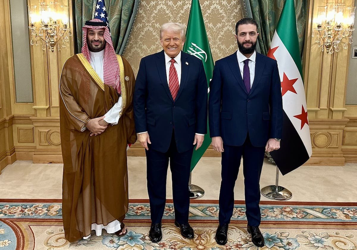 - الشرع ب البيت الابيض، عم ينهي اتفاق امني فوق الطاولة والله عليم شو عم يمضي تحت الطاولة...

- محمد بن سلمان ومحمد بن زايد داعمين كل خطوات الشرع...

- العرب كلن او مضيو او رح يمضو مع اسرائيل...

- تركيا عم بتحضر حالها تتعيد مجد الامبراطورية العثمانية...

- ايران عم تترجى اميركا