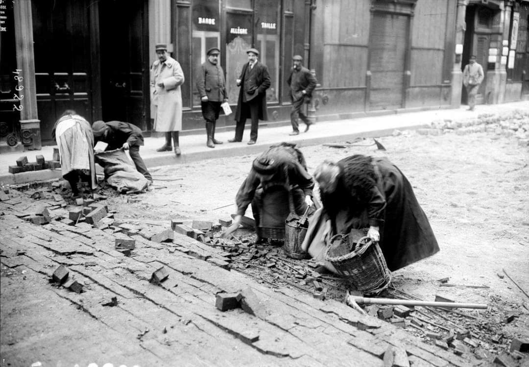 Femmes ramassant des pavés de bois pour se chauffer pendant la première guerre mondiale. 
1917. Paris