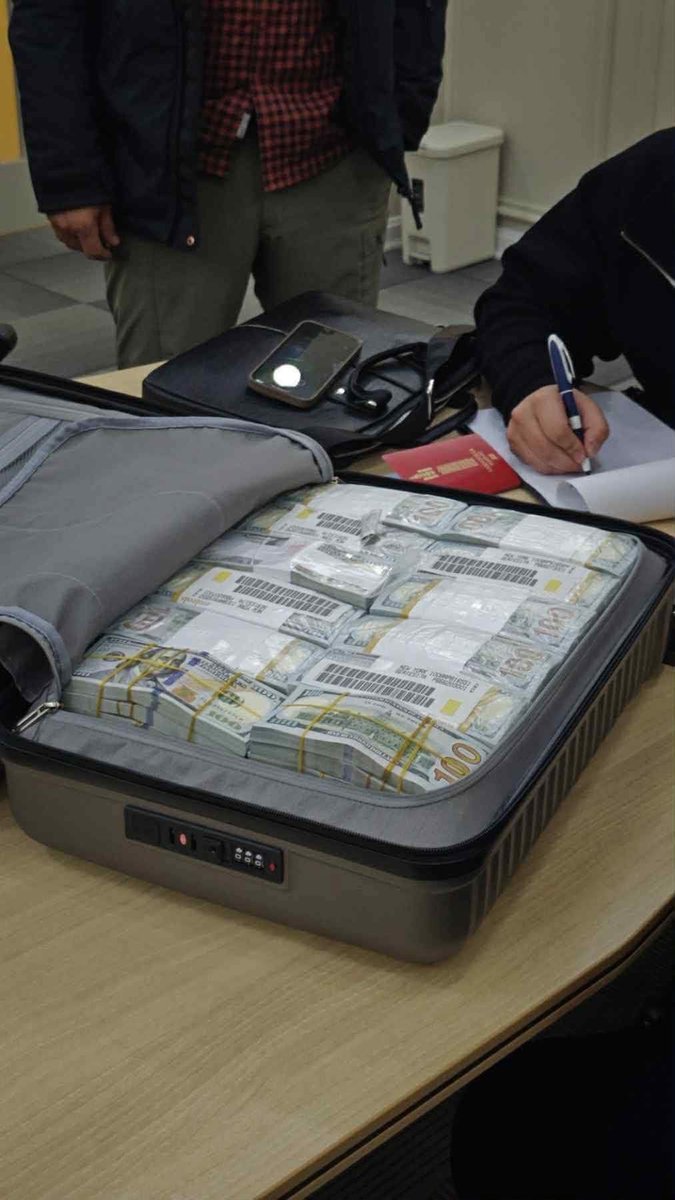 Özel Haber | Moğolistan’da Dev Döviz Kaçakçılığı Ağı Çökertildi

Ulanbatur – 10 Kasım 2025
Moğolistan Devlet Güvenlik Kurumu, ülke ekonomisine ciddi zarar verdiği değerlendirilen büyük çaplı bir döviz kaçakçılığı şebekesini çökertti. Söz konusu operasyon, Başbakan G.