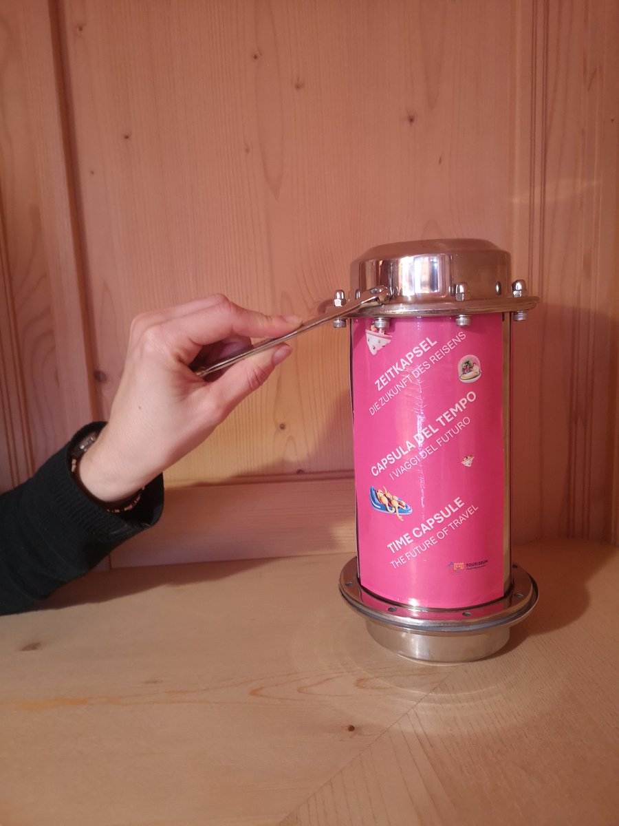 Touriseum's tweet image. Es ist an der Zeit, all eure Nachrichten und Kommentare in der Zeitkapsel zu versiegeln!
🛸
È giunta l’ora di sigillare dentro la capsula del tempo tutti i vostri messaggi e commenti! 
#touriseum #zukunftdesreisens #viaggidelfuturo #viaggiare #reisen #capsuladeltempo #zeitkapsel