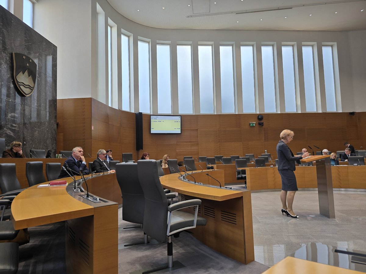 Toliko predstavnikov vlade je ostalo v dvorani, ko je opozicija začela predstavljati svoja stališča o problematiki varnosti v jugovzhodni Sloveniji.
Predsednik Golob je povedal svoje, da vlada predlaga preventivne a ne represivne ukrepe.
Torej, mlatenje prazne slame, ki žal ne bo