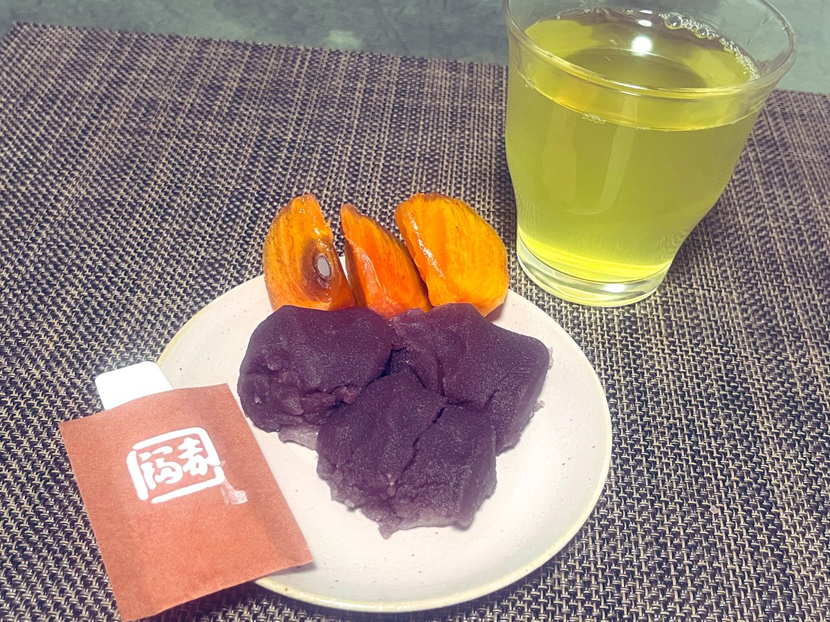おそい晩ごはん #赤福 #熟れた柿 #静岡茶