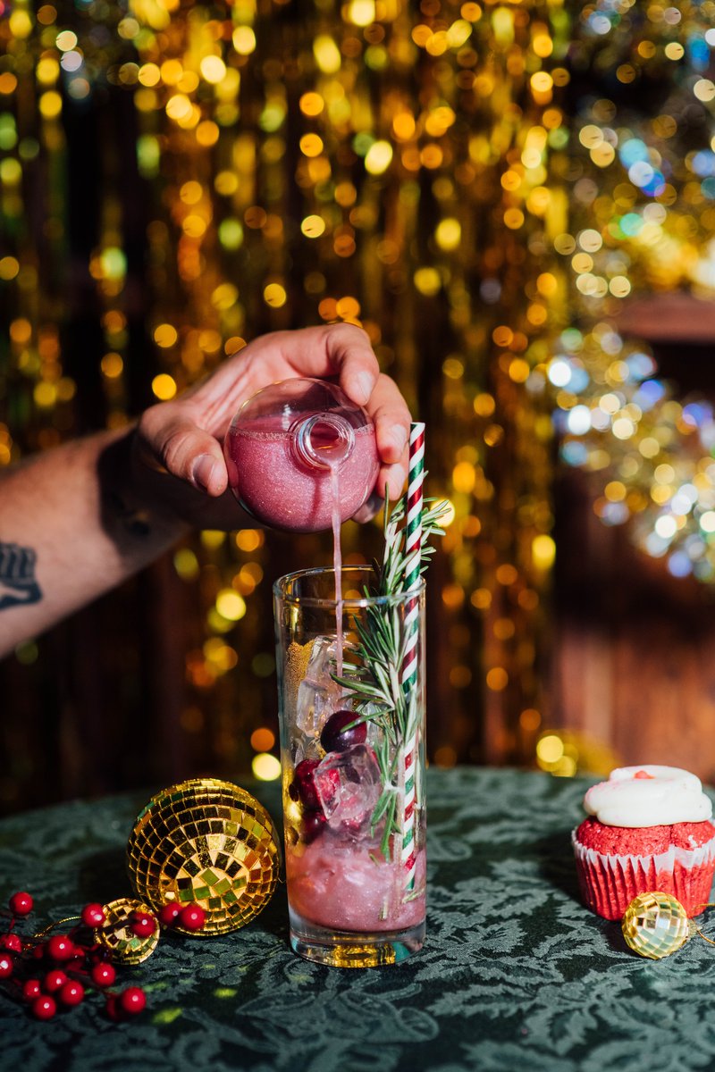 MeetMontreal's tweet image. Looking for a holiday event space? 🎄

La Taverne de Noël presents &quot;Le Santa Club,&quot; a brand-new festive and exclusive space designed to host groups, corporate events, and Christmas parties.

Details: en.lepetitdep.com/location-le-sa…

📷 A. Slattery #montreal #holidays #events