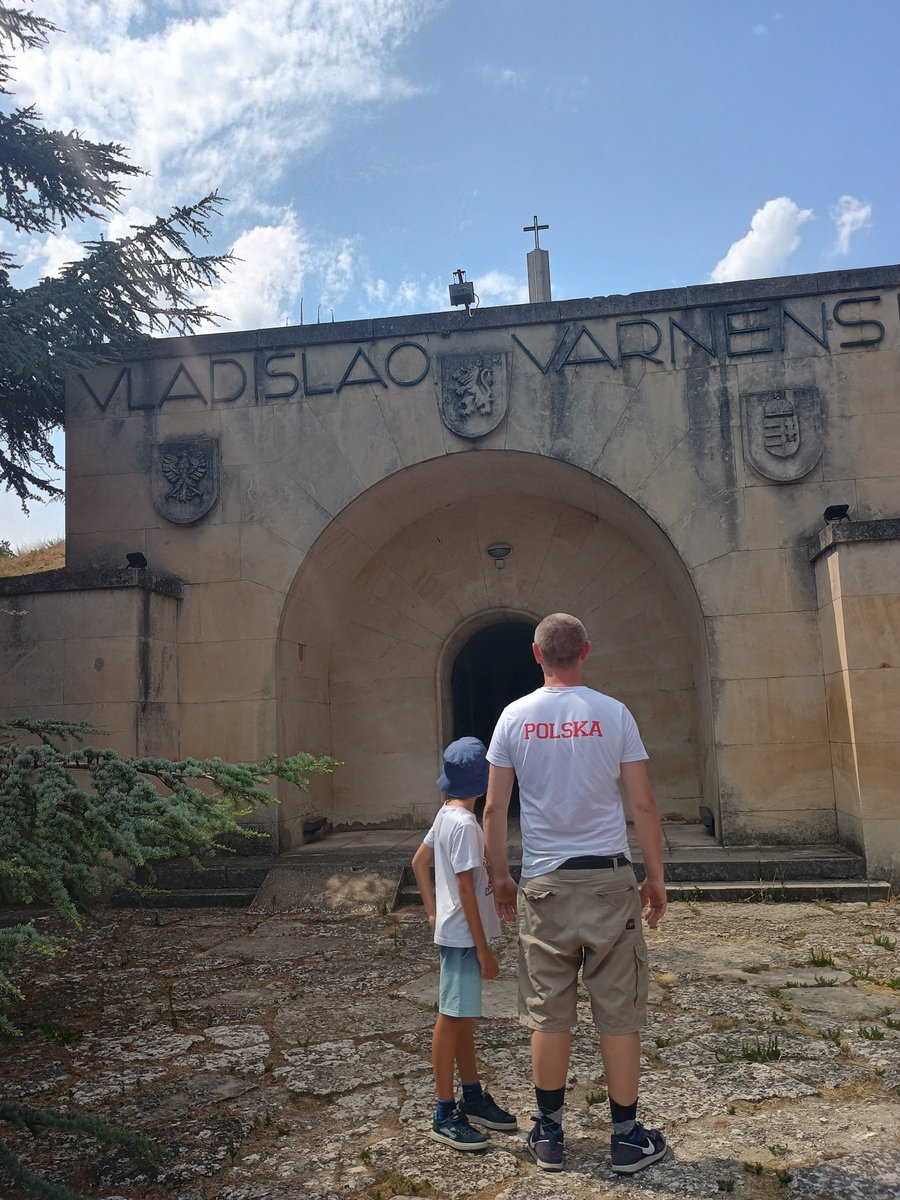 ZOwiekszary's tweet photo. @EvanEskenbrand Dlatego z synem byłem w jego mauzoleum i uczyliśmy młodych Bułgarów o Polsce, nadmieniam, że #Niemcy lobbowali aby lotnisko w #Warnie, nie miało imienia naszego króla. https://t.co/x7n5nb1ixJ