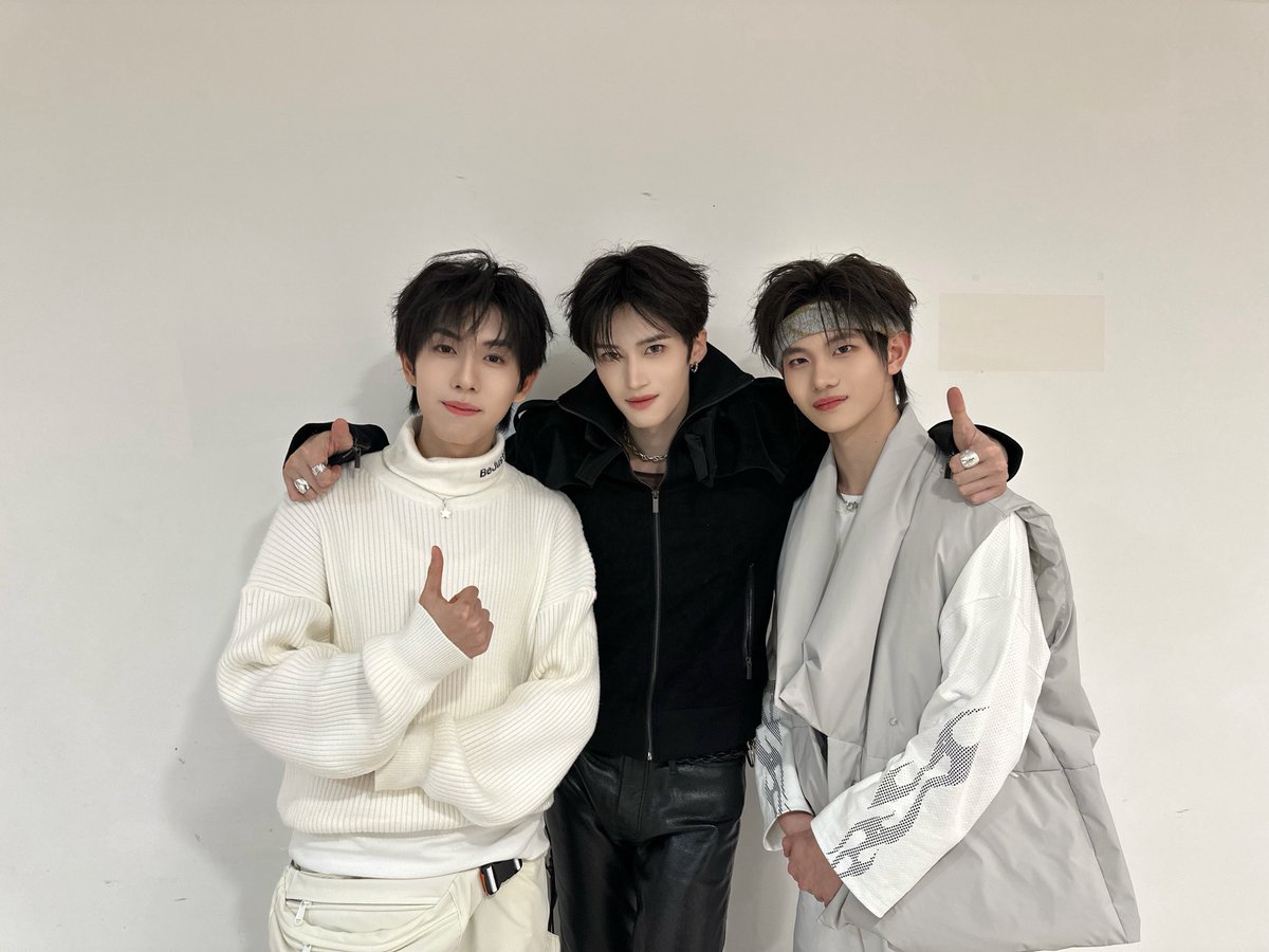 yanan with CIIU members bai yuanhao and huang wenjin! both yanan and CIIU were at the wonderland music festival ♡ 

🔖: weibo.com/7981593345/523…