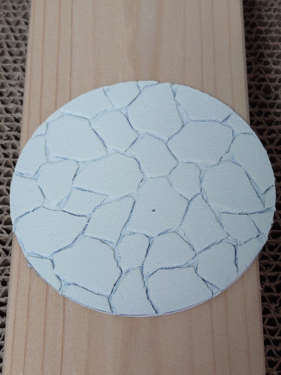 需要があるかは謎ですが、ワンピースホシノの台座に使った石畳の作り方紹介です
①2mmのスチレンボードに鉛筆で石畳のパネルを描く。凹みは鉛筆で押しつぶす
②タミヤのテクスチャーペイント（路面）を塗る。パネルに筆で凸凹を付ける
③白サフ吹いて、ウォームホワイトを吹く（続