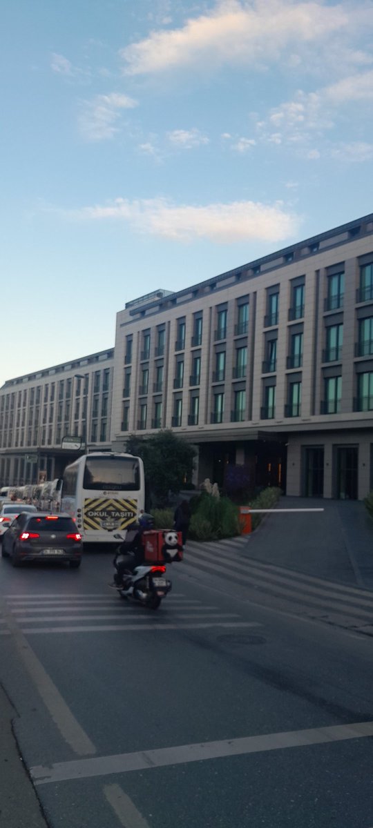 Burası altunizade yeni açılan <a href="/HiltonIstanbul/">Hilton Istanbul</a> otellerden birisi ortakları arasında zatın oğlu da olduğu söyleniyor #10Kasim da ne bir bayrak asılmış ne bir resim bir yerleri #boykot edecekseniz listenizde bulunsun