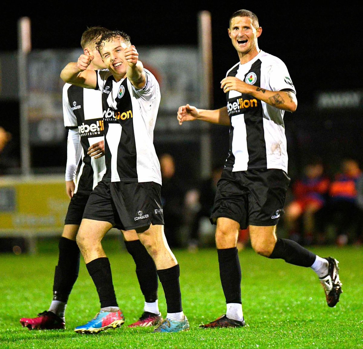 ✍️📖Match Report/Adroddiad y gem📖✍️

Dan John's hattrick inspires Ammanford to victory

👉bit.ly/4oAZqYL

📸Stuart Ladd
✍️ <a href="/IanParfitt/">Ian Parfitt 🏴󠁧󠁢󠁷󠁬󠁳󠁿⚫⚪</a> 

#TheTownAsOne #EinTref