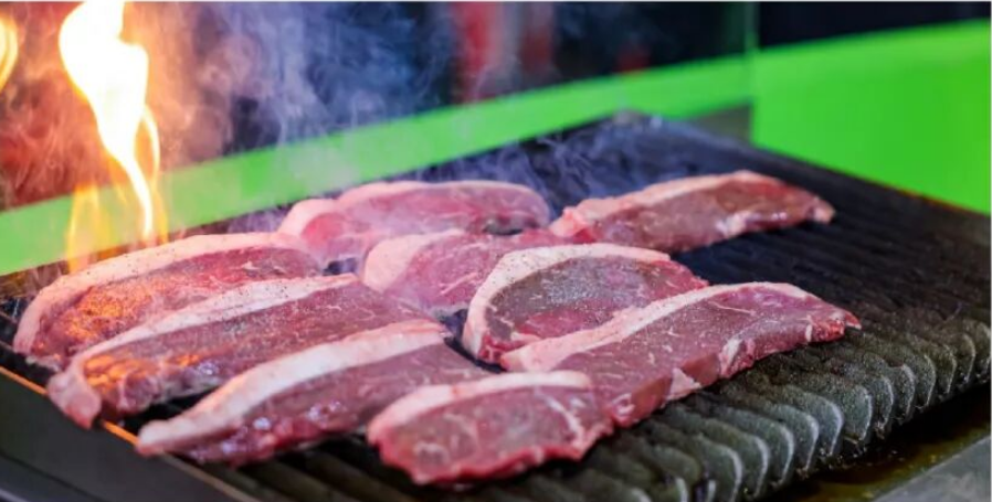 EmbaixadaChina's tweet photo. 🇨🇳🇧🇷Na #China, o #Brasil brilha na 8ª #CIIE em #Shanghai! O Pavilhão do Brasil encantou o público com churrasco, açaí, café e até o simpático capivara . Milhares de visitantes mergulharam na cultura e no sabor do Brasil. 
#CulturaBrasileira #BrasilNaChina https://t.co/JPnnSn8cNM