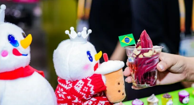 EmbaixadaChina's tweet photo. 🇨🇳🇧🇷Na #China, o #Brasil brilha na 8ª #CIIE em #Shanghai! O Pavilhão do Brasil encantou o público com churrasco, açaí, café e até o simpático capivara . Milhares de visitantes mergulharam na cultura e no sabor do Brasil. 
#CulturaBrasileira #BrasilNaChina https://t.co/JPnnSn8cNM