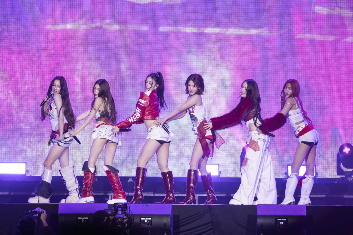 FELIZZOfficial_'s tweet image. FELIZZ at #GMMTVPOCKYIDOL_FINALSTAGE 🐱✨

📍 Royal Paragon Hall ชั้น 5

#GMMTVPOCKYIDOL
#FELIZZ 
#RISERMUSIC