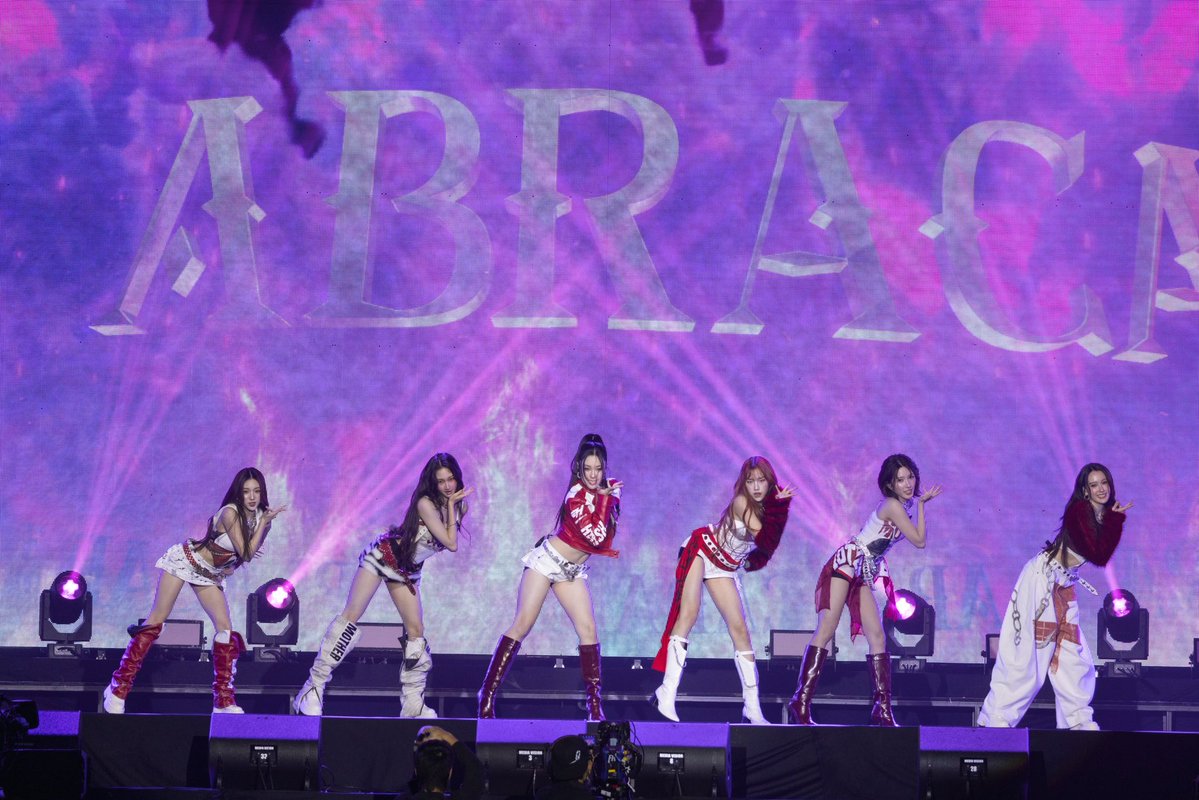 FELIZZOfficial_'s tweet image. FELIZZ at #GMMTVPOCKYIDOL_FINALSTAGE 🐱✨

📍 Royal Paragon Hall ชั้น 5

#GMMTVPOCKYIDOL
#FELIZZ 
#RISERMUSIC